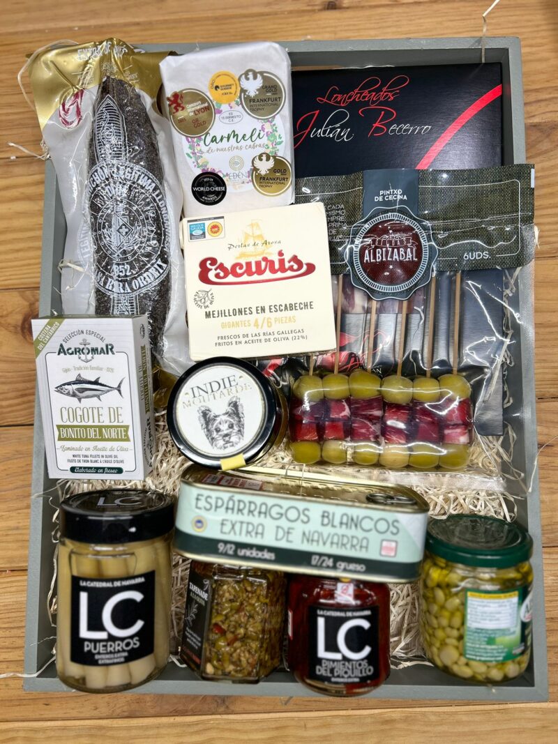 Bandeja de aperitivos y productos de la huerta