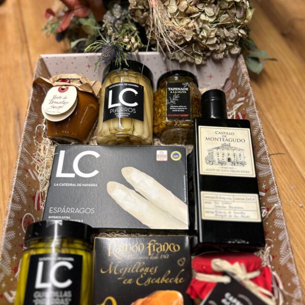 Cesta de verduras y mejillones